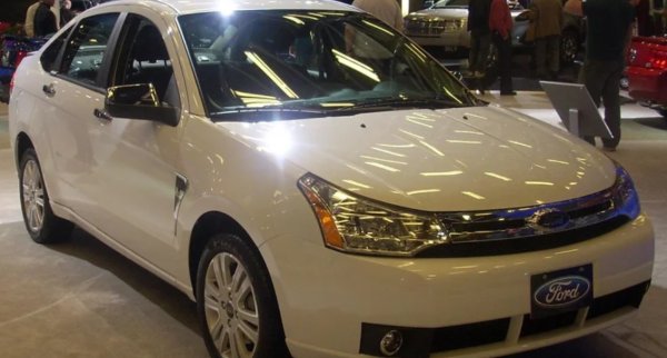 Докладвани проблеми в CarComplaints се появиха отново през 2007 г. За щастие, не отне много време на Ford коригира почти всичко, тъй като при модела от 2008 г. тези оплаквания отново намаляха. Плюс това, оценките на клиентите за тази конкретна моделна година бяха доста високи.

Най-голямото увеличение на рейтинга дойде от шофьорите при Kelley Blue Book, повишавайки общата средна оценка с половин звезда до 4,6 от 5 звезди. На същото мнение бяха клиентите на Edmunds. Cars.com също отбеляза общо средно увеличение - 4,4 звезди. Без значение откъде шофьорите вземаха колите си, те си тръгват доволни.

Хората от JD Power са съгласиха с високата оценка. С общ резултат от 79 от 100, той стана вторият най-високо оценен Ford Focus.